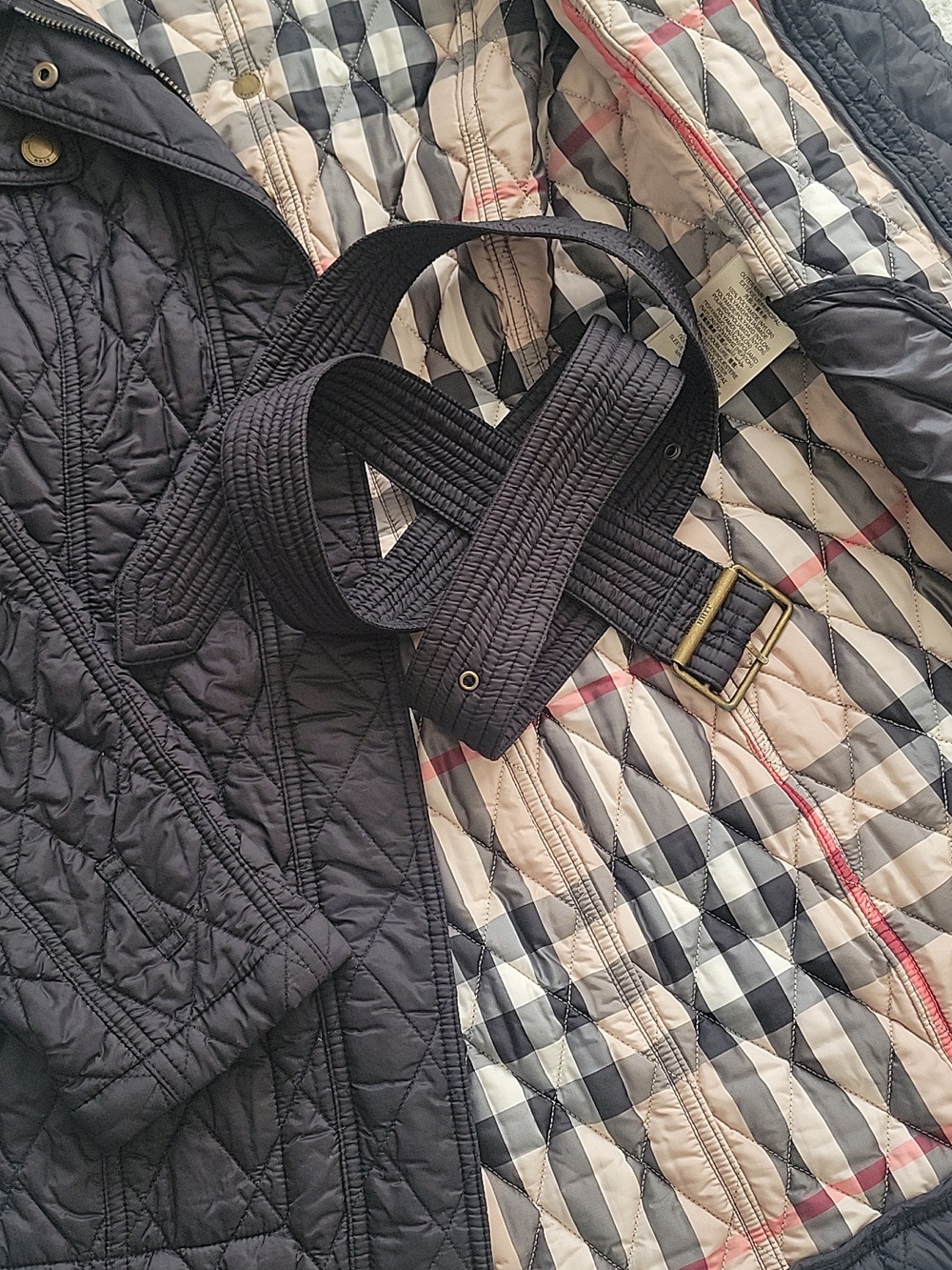 Burberry Black Quilted Puffer Coat with Signature Beige Check Lining - Picture 8 of 16